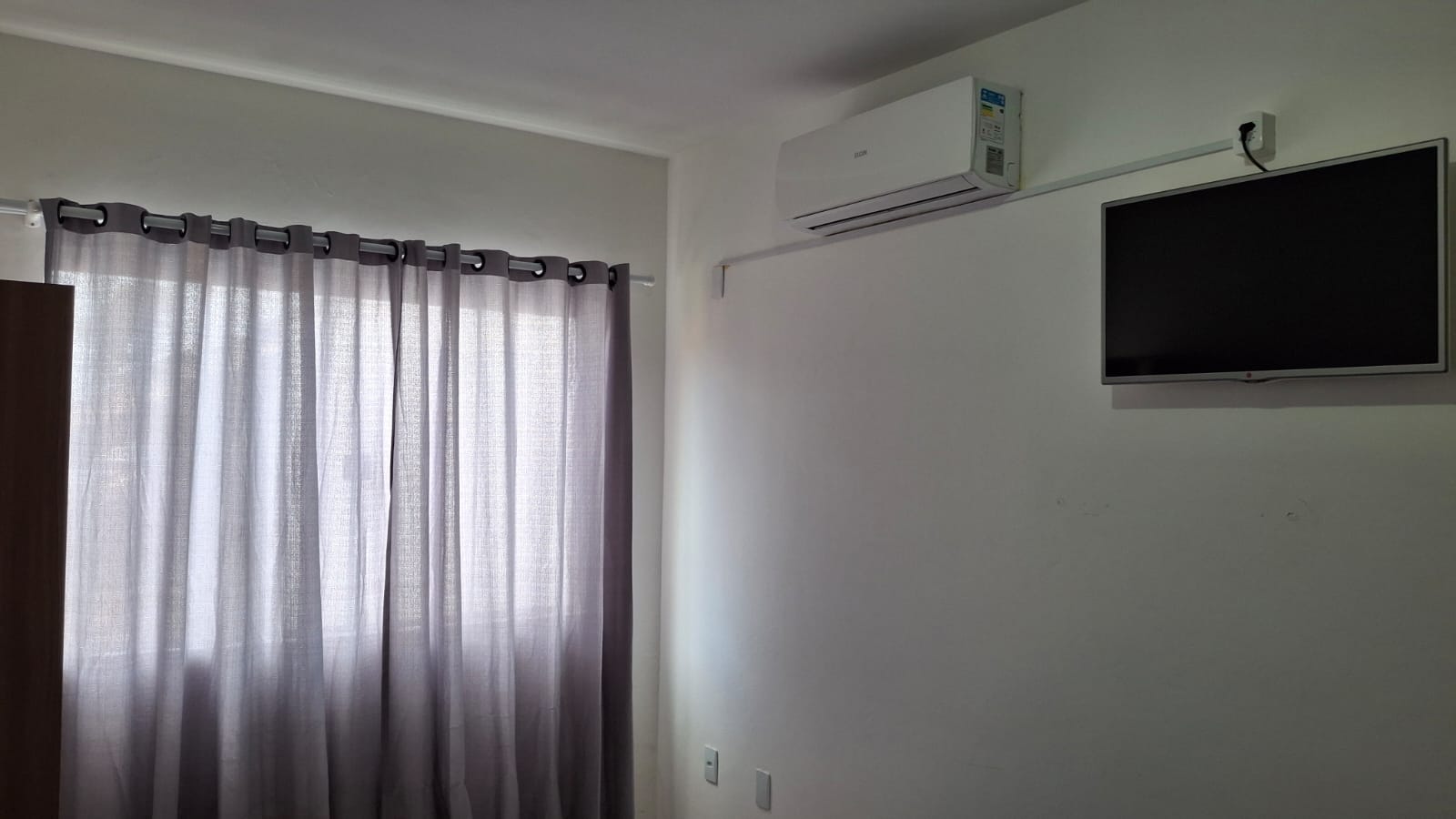 Quarto com ar condicionado e TV