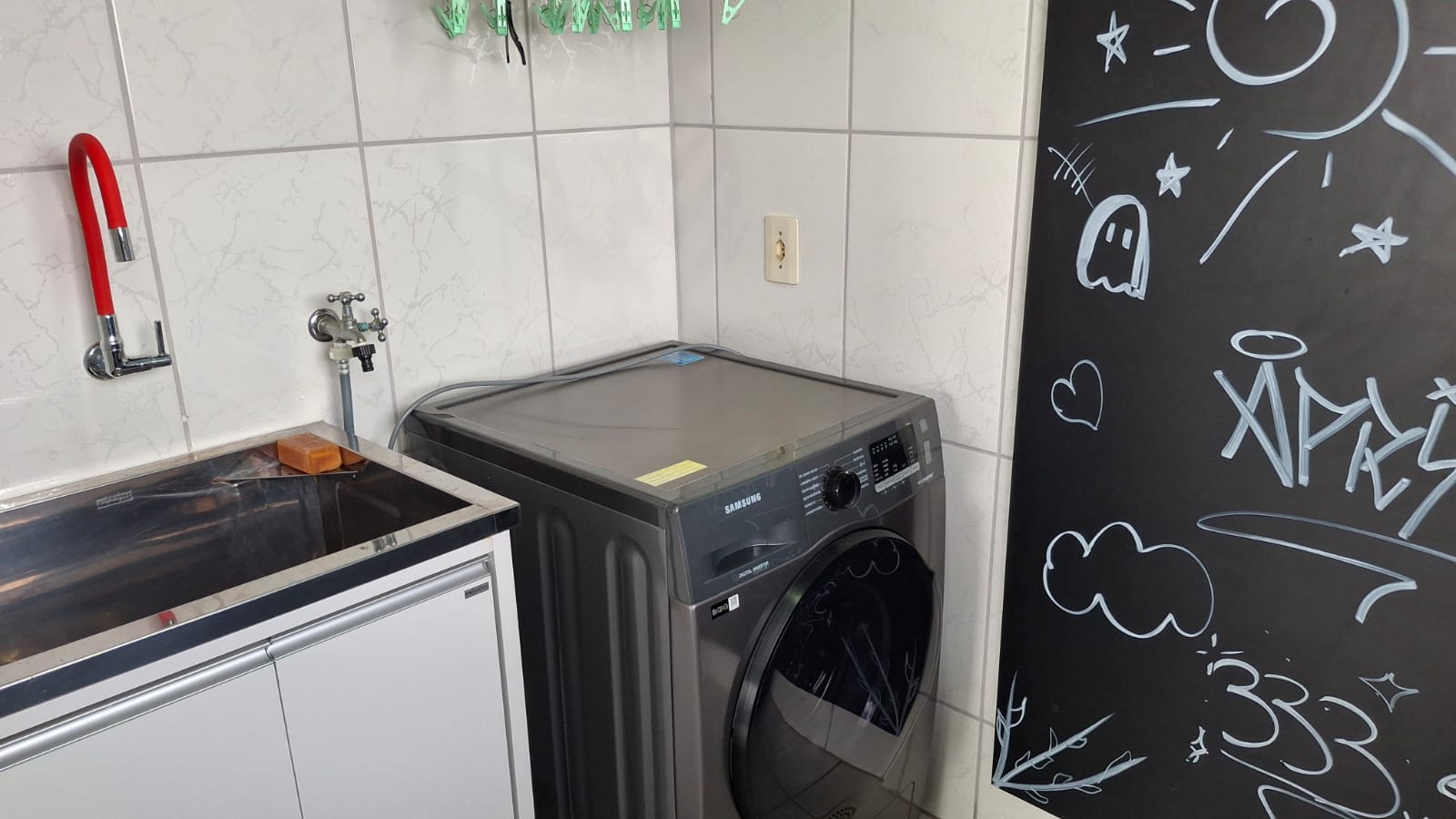 Area de servico com lavadora e secadora