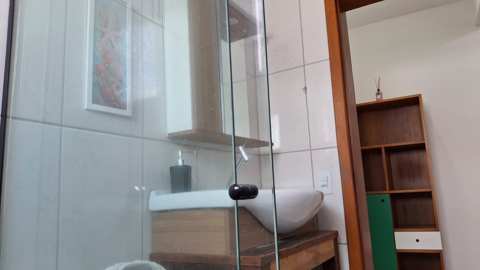 Banheiro com box de vidro