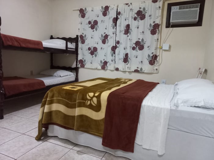 Nossas Acomodações - Quartos Limpos e Arejados e Camas muito Cheirosas e Limpesa impecavel. Pousada na Penha para o Beto Carrero? Pousada Vila D' Italia sua melhor opção com 18 quartos aconchegantes e melhor preço. Rua Luiz Vicente da Silva, 183 - Penha Santa Catarina - SC.