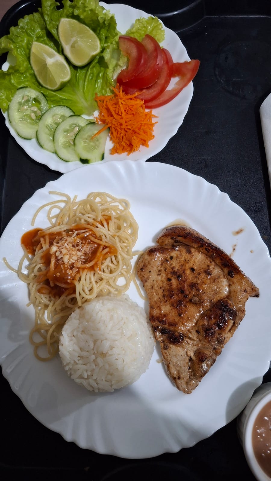 Prato com frango grelhado e macarrao