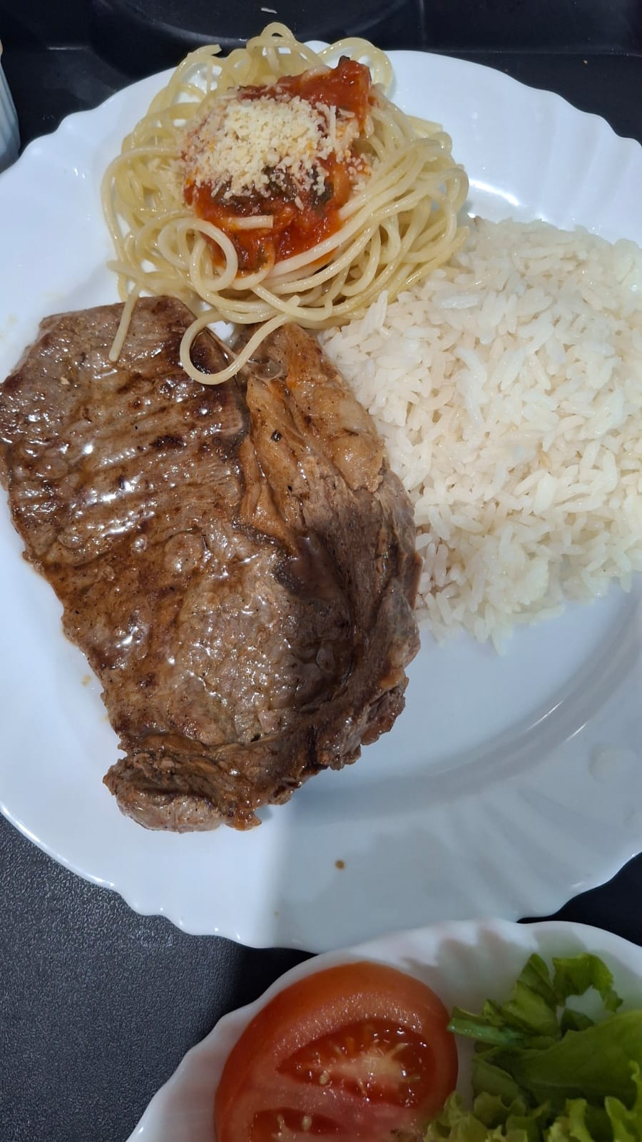 Bife grelhado com arroz e macarrao