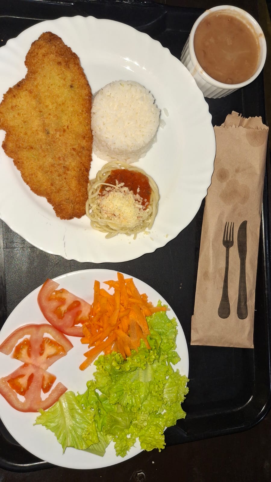 File de frango empanado com salada