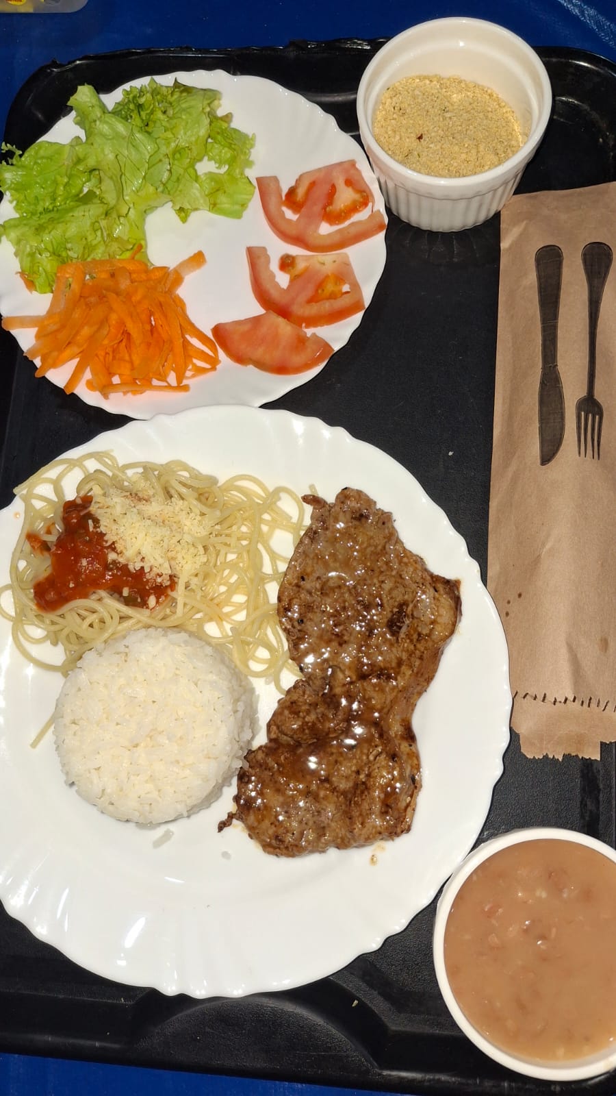 Bife acebolado com macarrao e salada