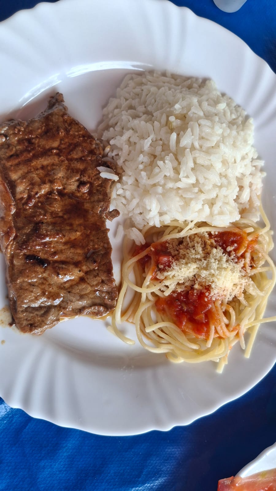 Bife grelhado com arroz e macarrao