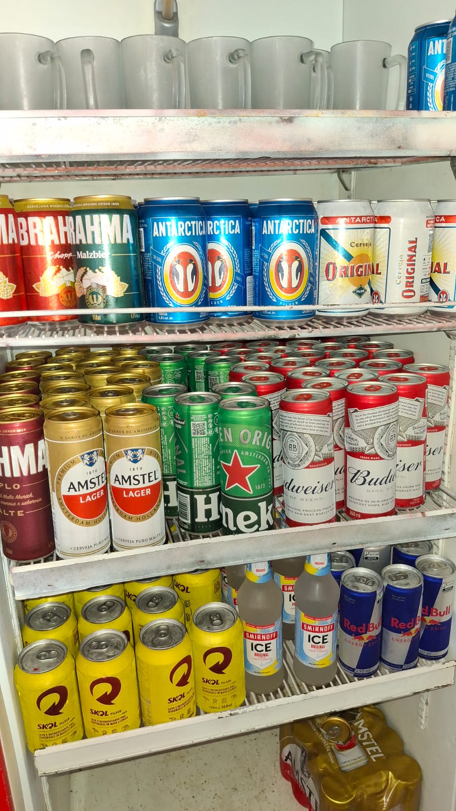 Geladeira com cervejas geladas