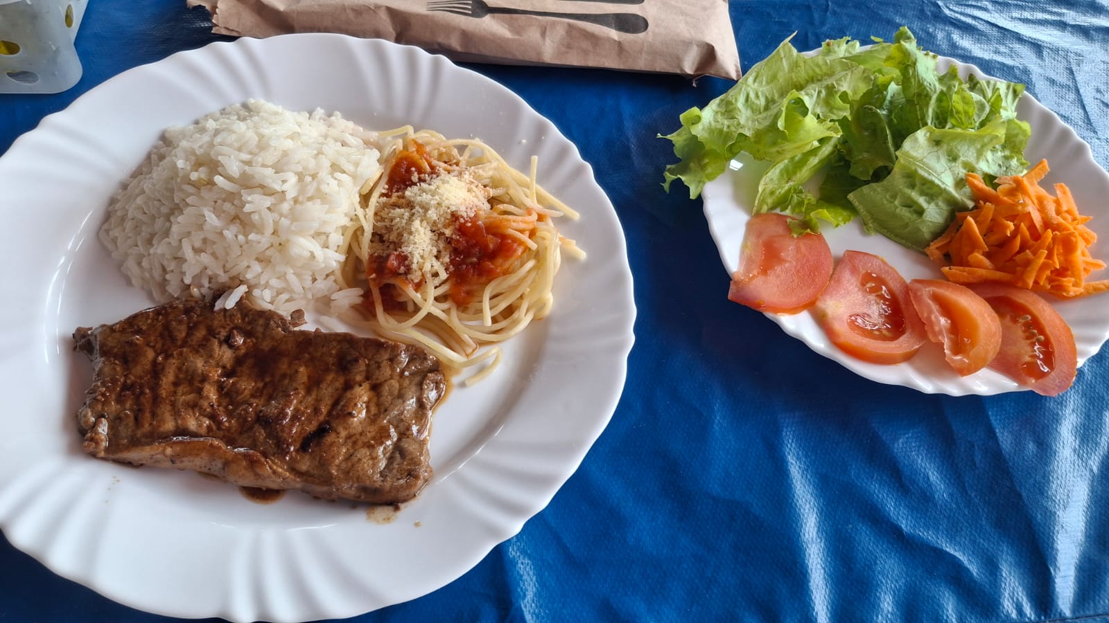 Bife grelhado com macarrao e salada