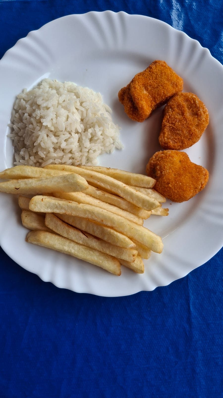 Prato infantil com nuggets e batata frita