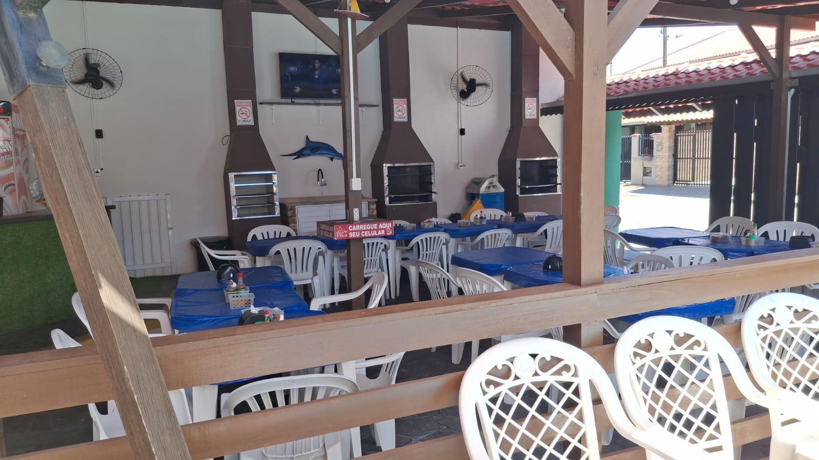 Area do Quiosque com churrasqueiras e TV