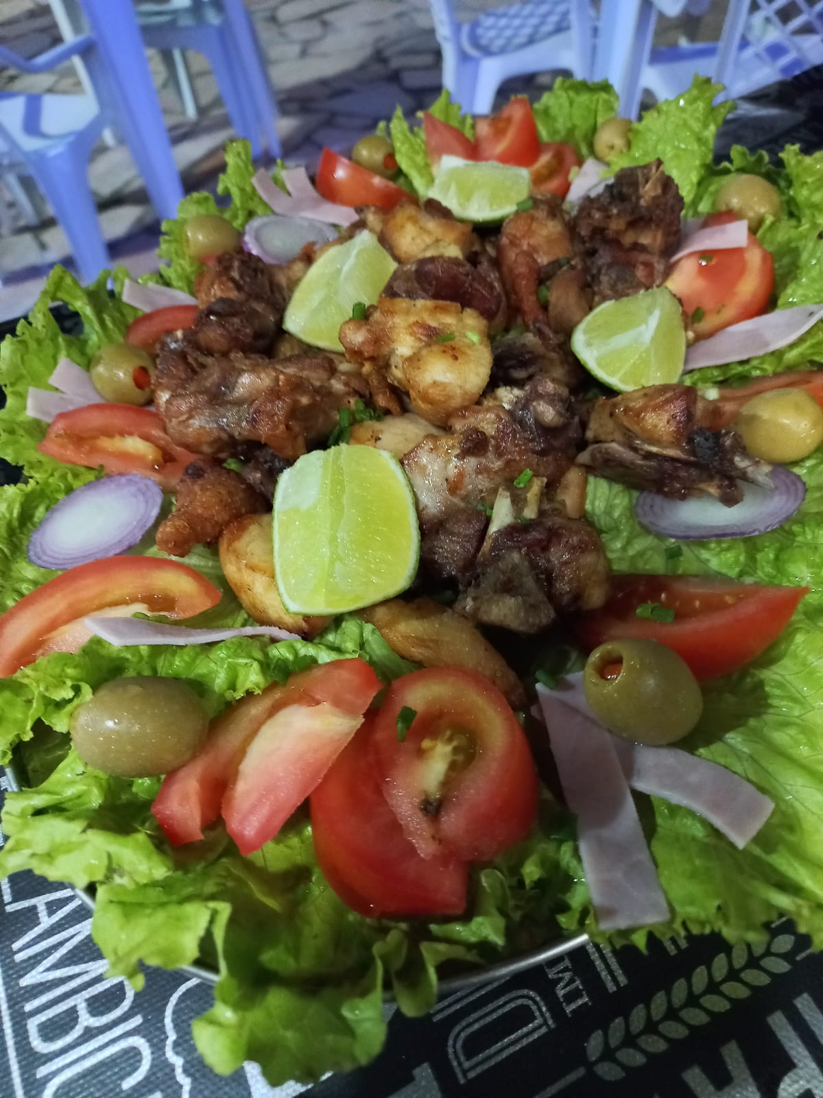 Frango a passarinho com salada